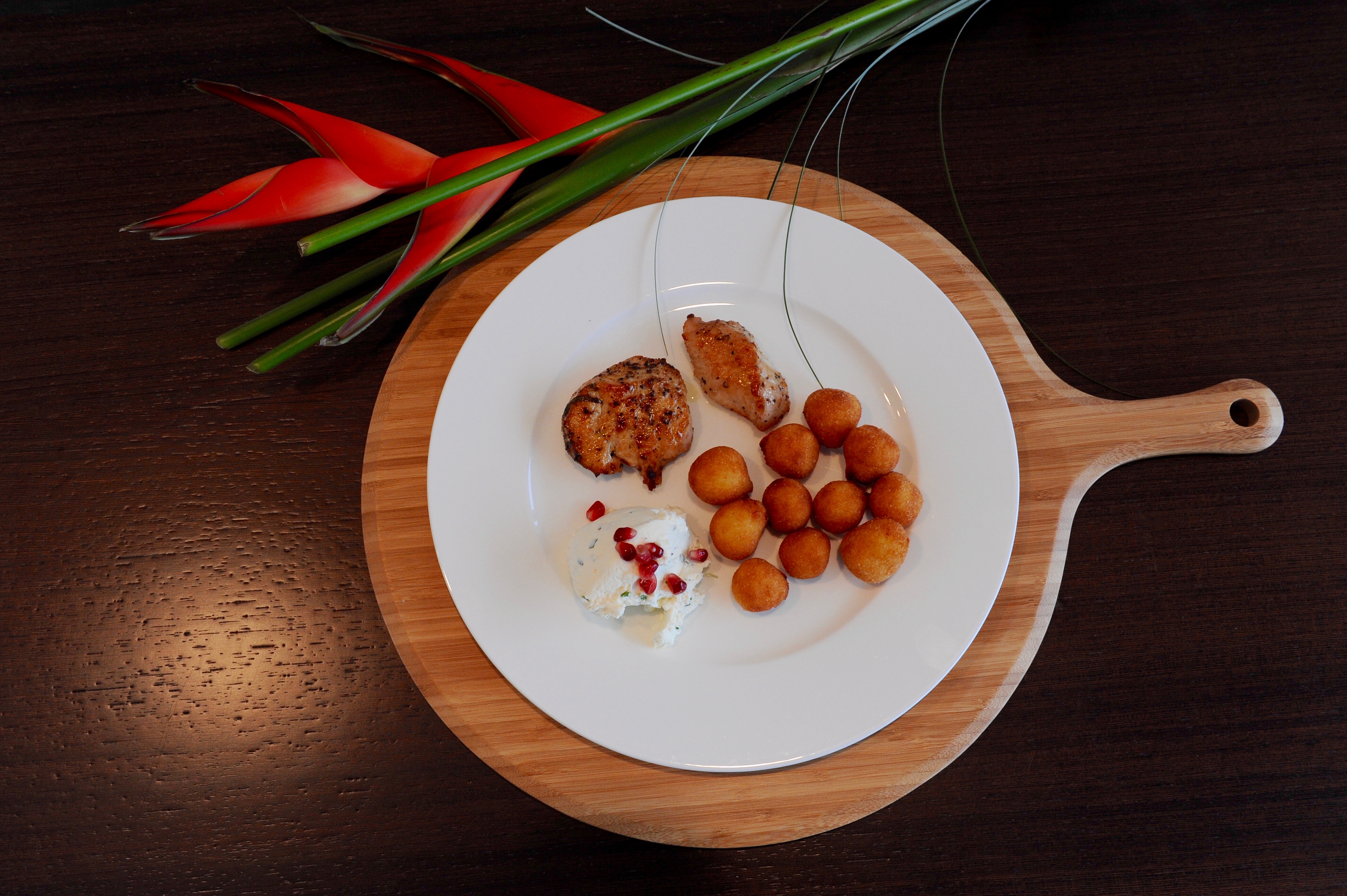 Krůtí steaky s domácími kroketami a česnekovým mascarpone